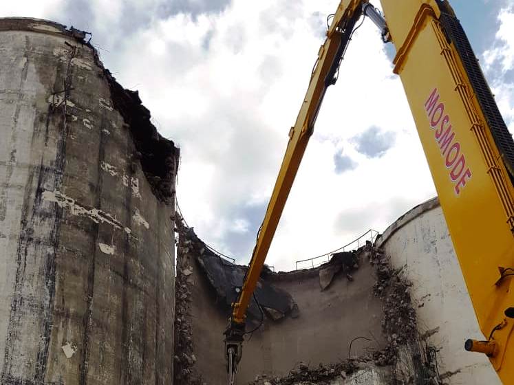 Demolizione di 8 silos portuali di stoccaggio cereali